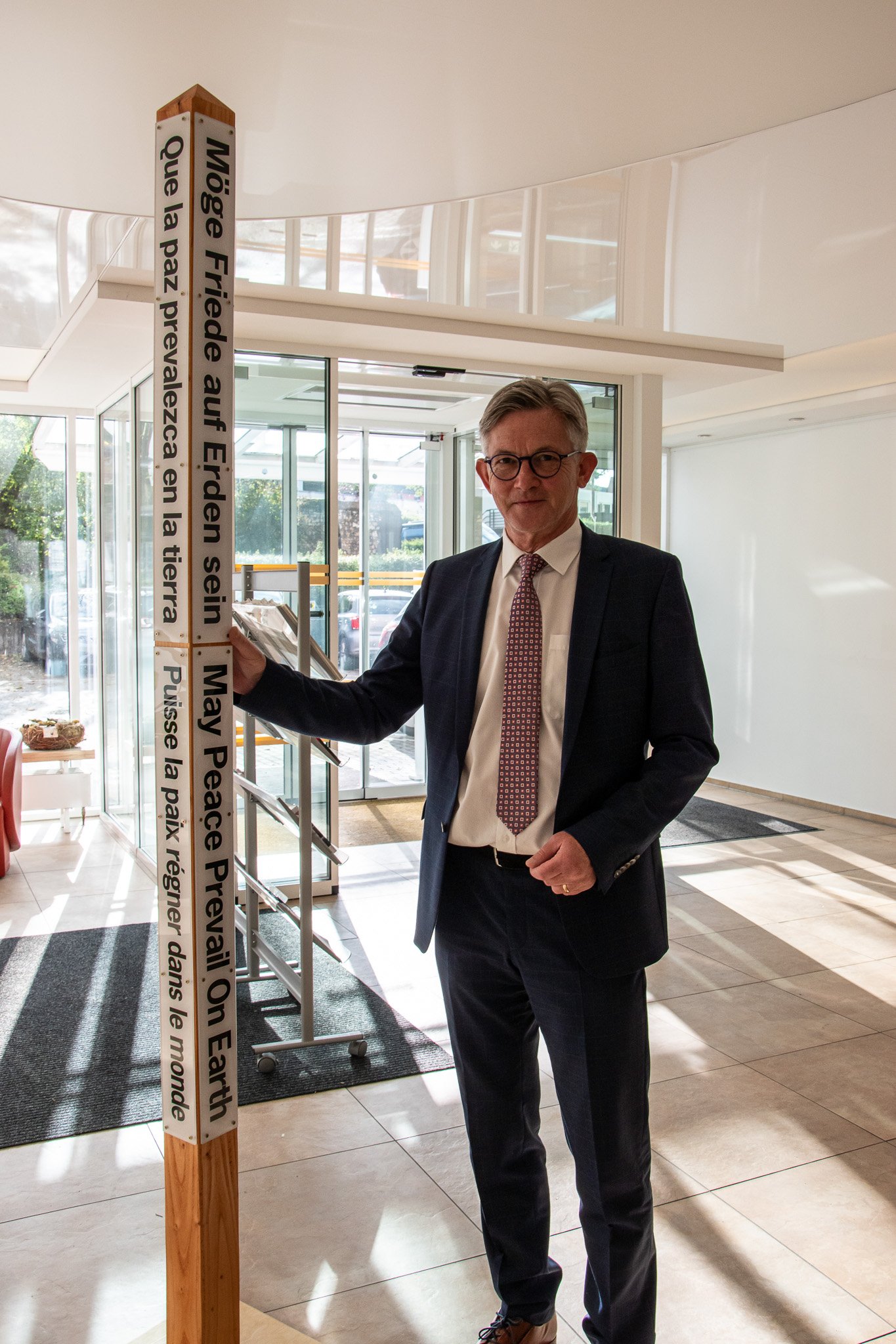 Auf dem Bild erkennt man Bürgermeister Ralph Spiegler. Dieser steht neben dem Friedenspfahl aus Holz.