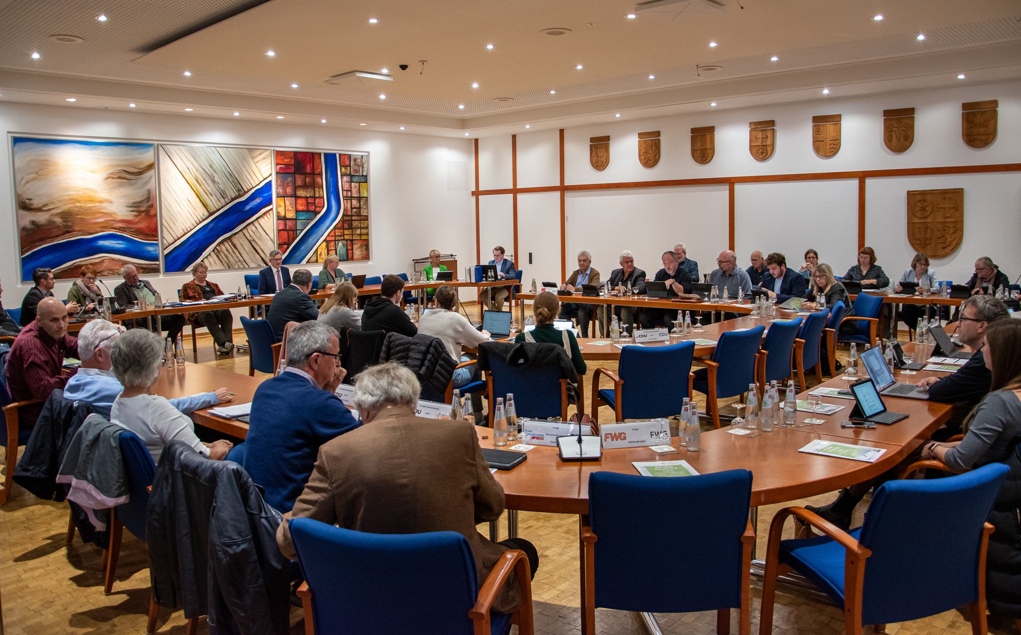 Auf dem Bild erkennt man eine Sitzung des Verbandsgemeinderats Nieder-Olm