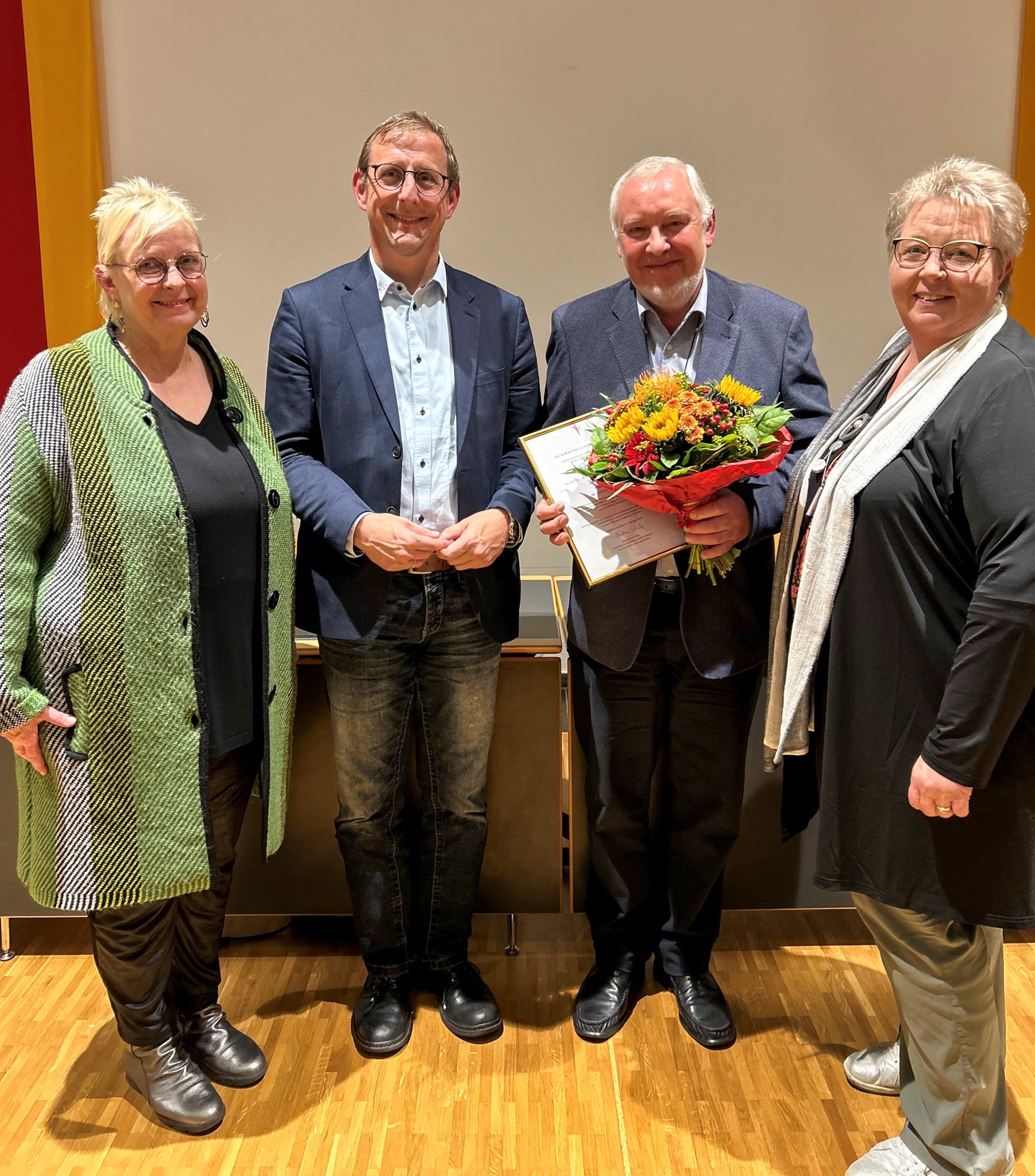 Auf diesem Bild erkennt man vier Personen.