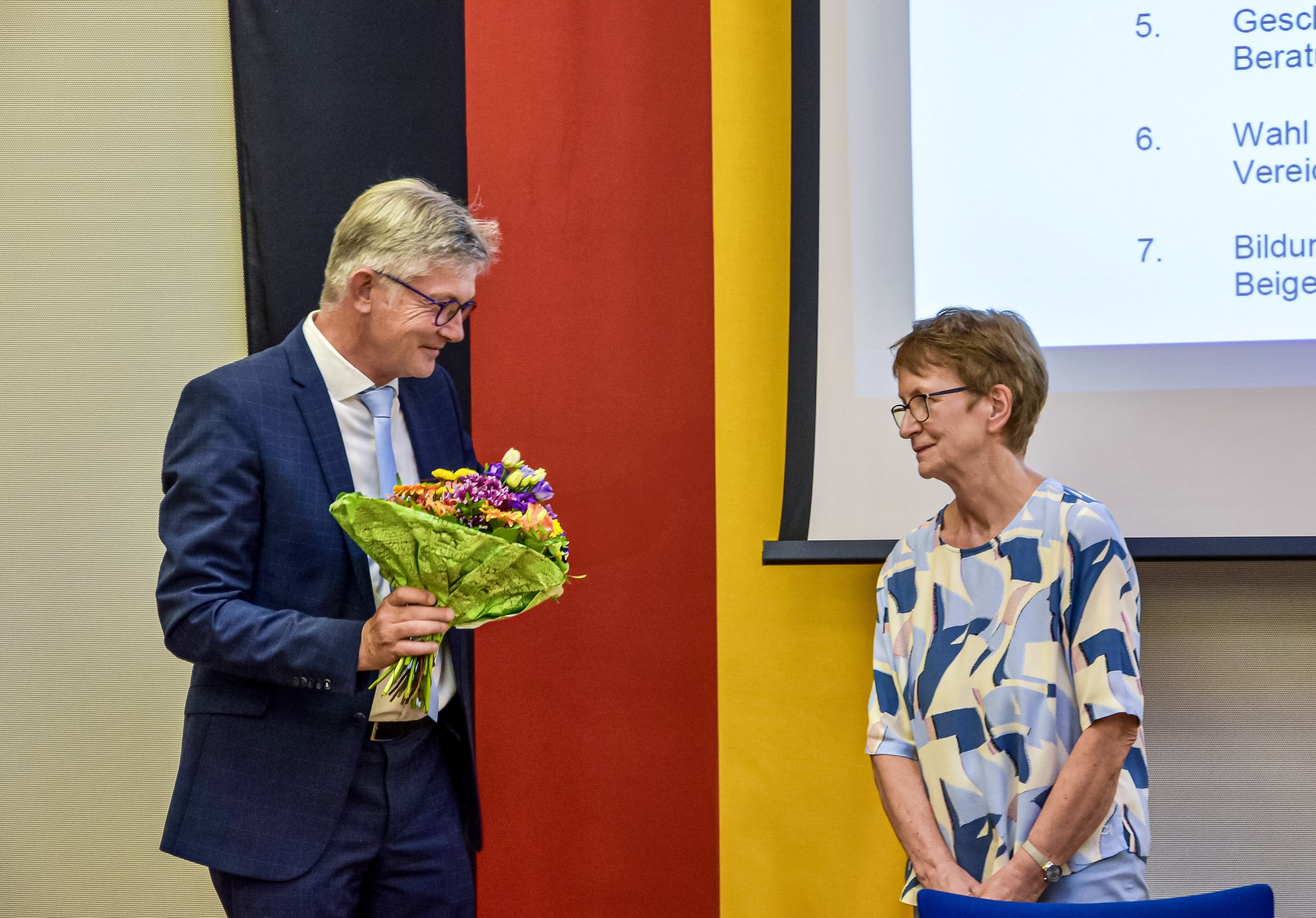 Ralph Spiegler überreicht Ute Granold einen Blumenstrauß