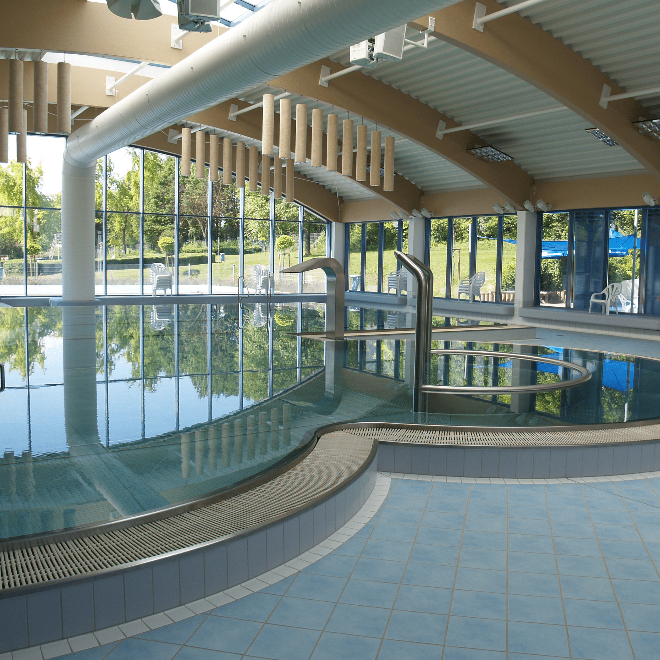 Auf dem Bild erkennt man ein Innenbecken des Rheinhessen-Bads.