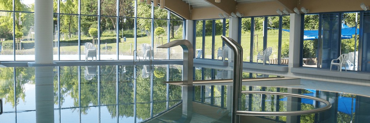 Hallenbad Rheinhessenbad Auf dem Bild erkennt man ein Innenbecken des Rheinhessen-Bads.
