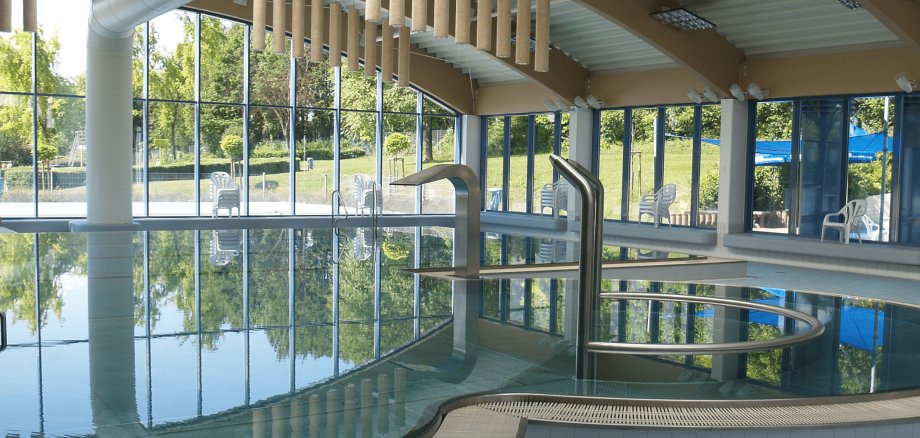 Hallenbad Rheinhessenbad Auf dem Bild erkennt man ein Innenbecken des Rheinhessen-Bads.