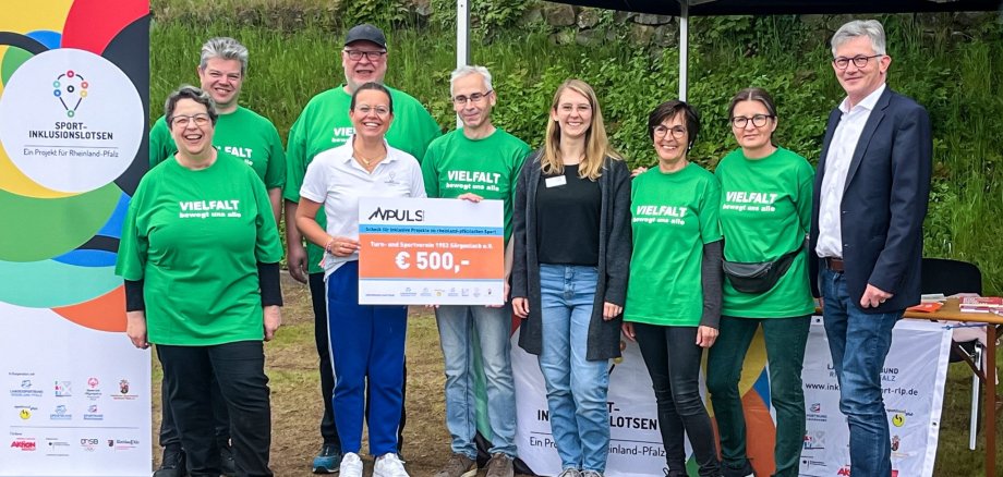 Scheck-Übergabe Aktionstag Sörgenloch