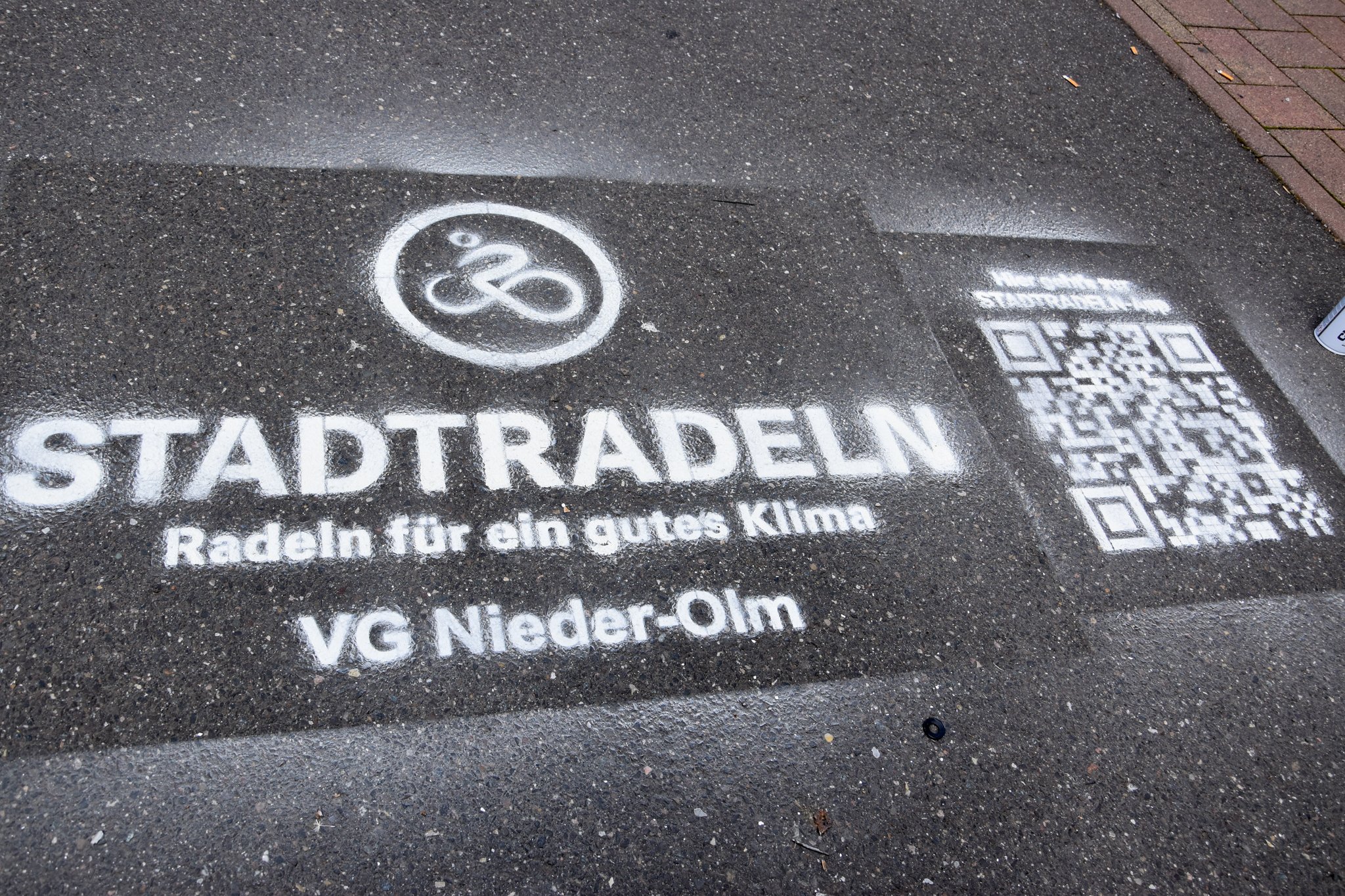 Stadtradeln VG Nieder-Olm Sprühkreide Auf dem Foto erkennt man das Logo von Stadtradeln sowie einen QR-Code.