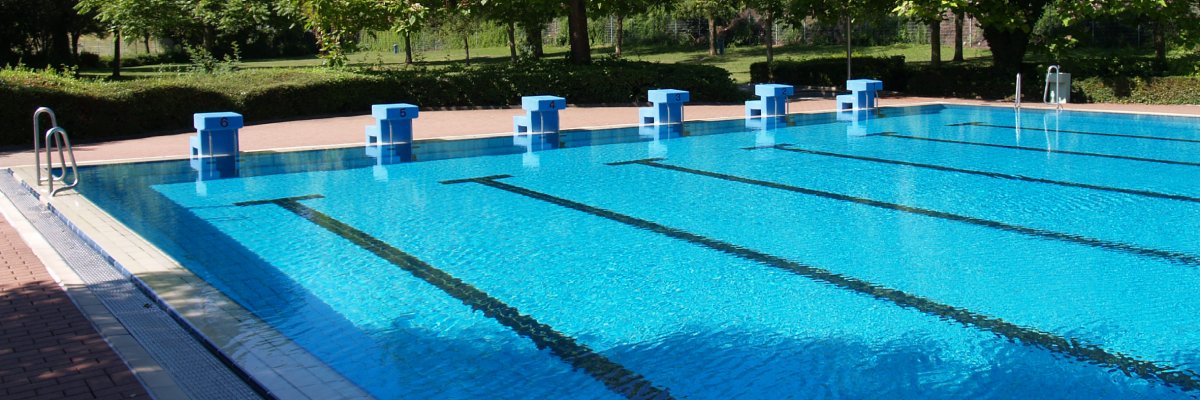 Freibadsaison startet Auf dem Foto ist ein Becken des Rheinhessen-Freibads zu sehen. Unten im Bild steht geschrieben, dass das Freibad ab dem 20.05.2024 öffnet.