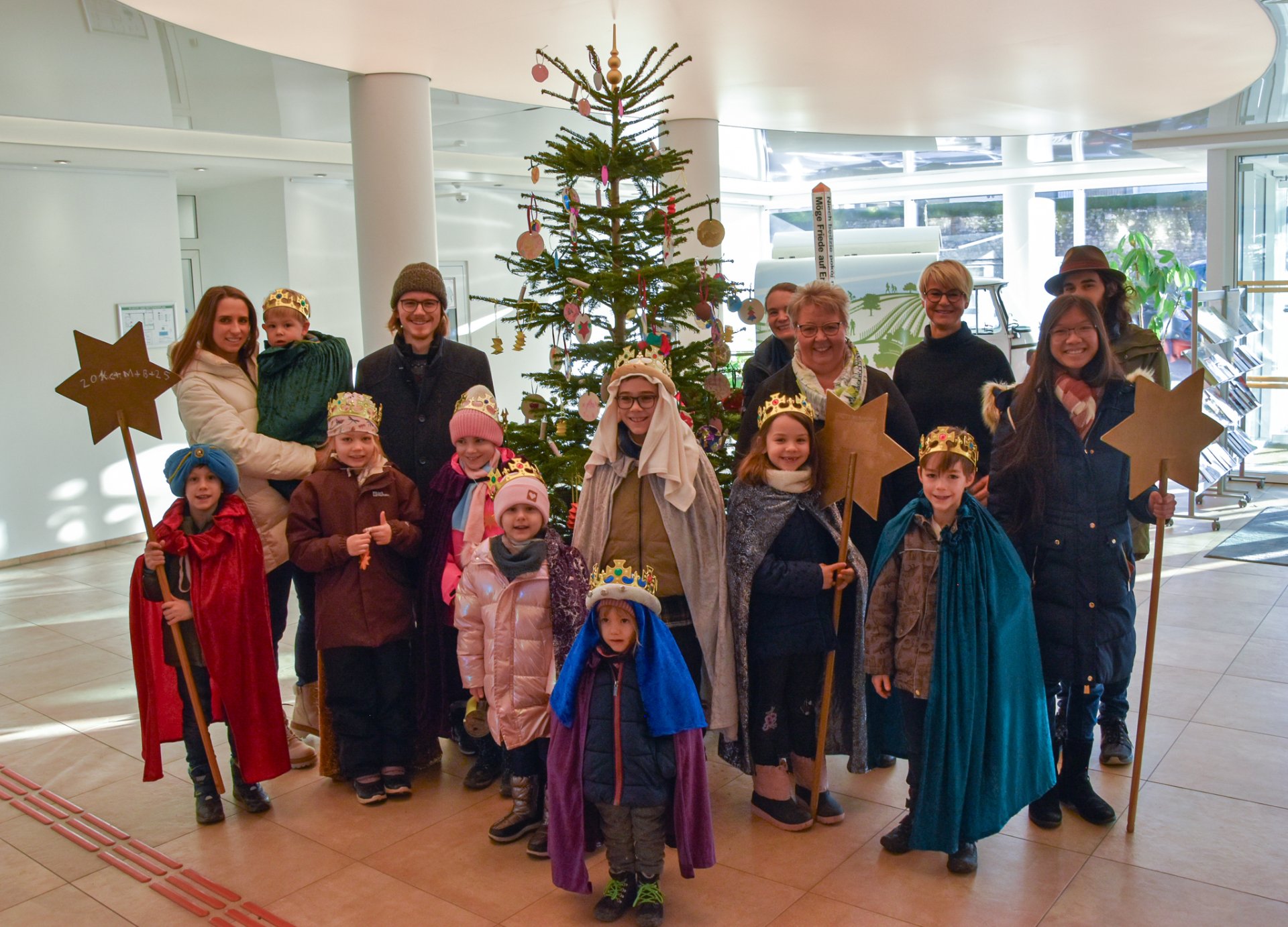 Sternensinger VG 2025 Auf dem Bild erkennt man eine Gruppe von Sternensinger