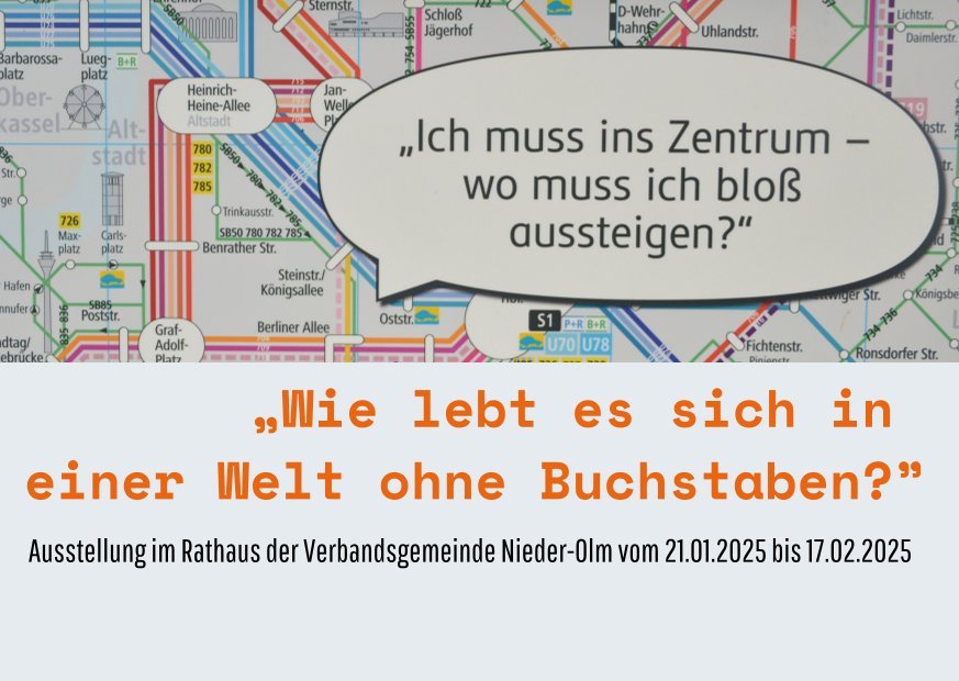 Fotoausstellung "Wie lebt es sich in einer Welt ohne Buchstaben?" Auf dem Bild stehen Infos zur Ausstellung und man erkennt den Linienplan eines ÖPNV,