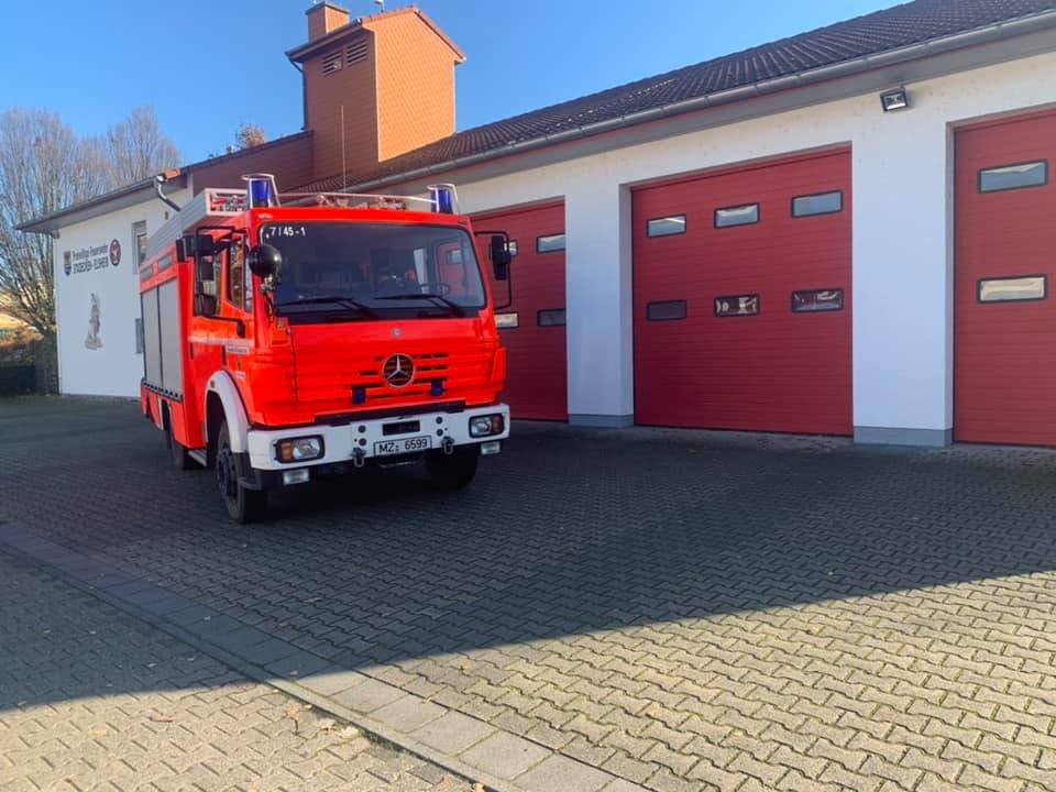 Feuerwehrauto vor Gerätehaus Feuerwehrauto vor Gerätehaus