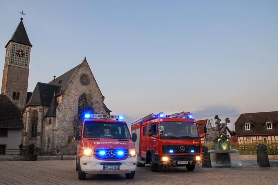 Feuerwehrautos vor der Kirche Feuerwehrautos vor der Kirche