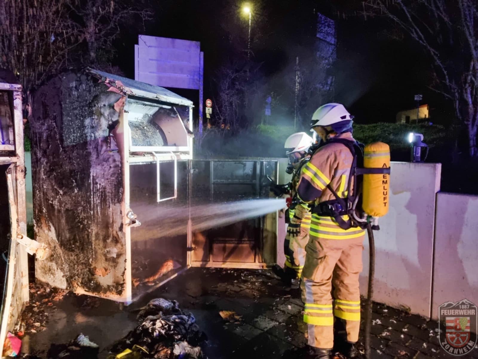 gelöschter Altkleidercontainer gelöschter Altkleidercontainer