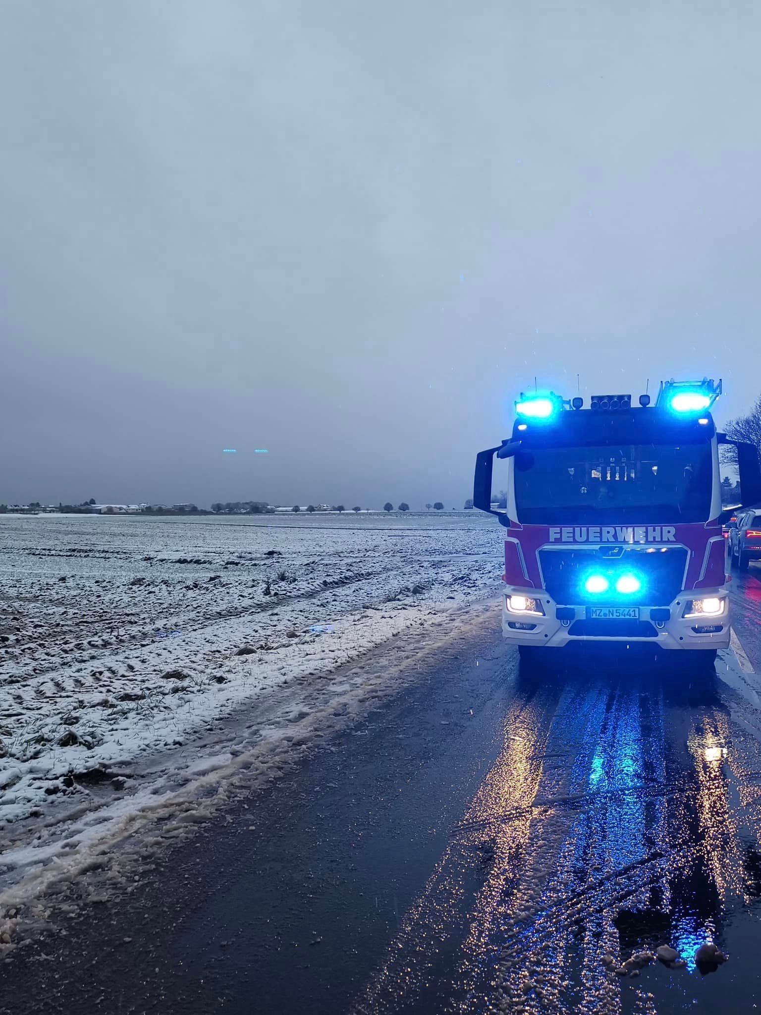 Feuerwehrauto auf Feldweg Feuerwehrauto auf Feldweg
