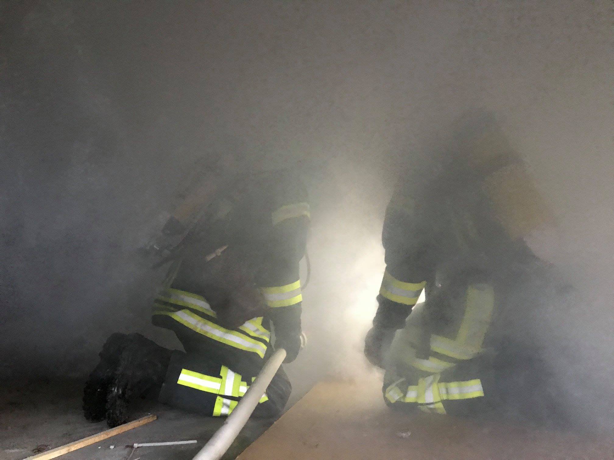 Feuerwehrleute im Rauch Feuerwehrleute im Rauch