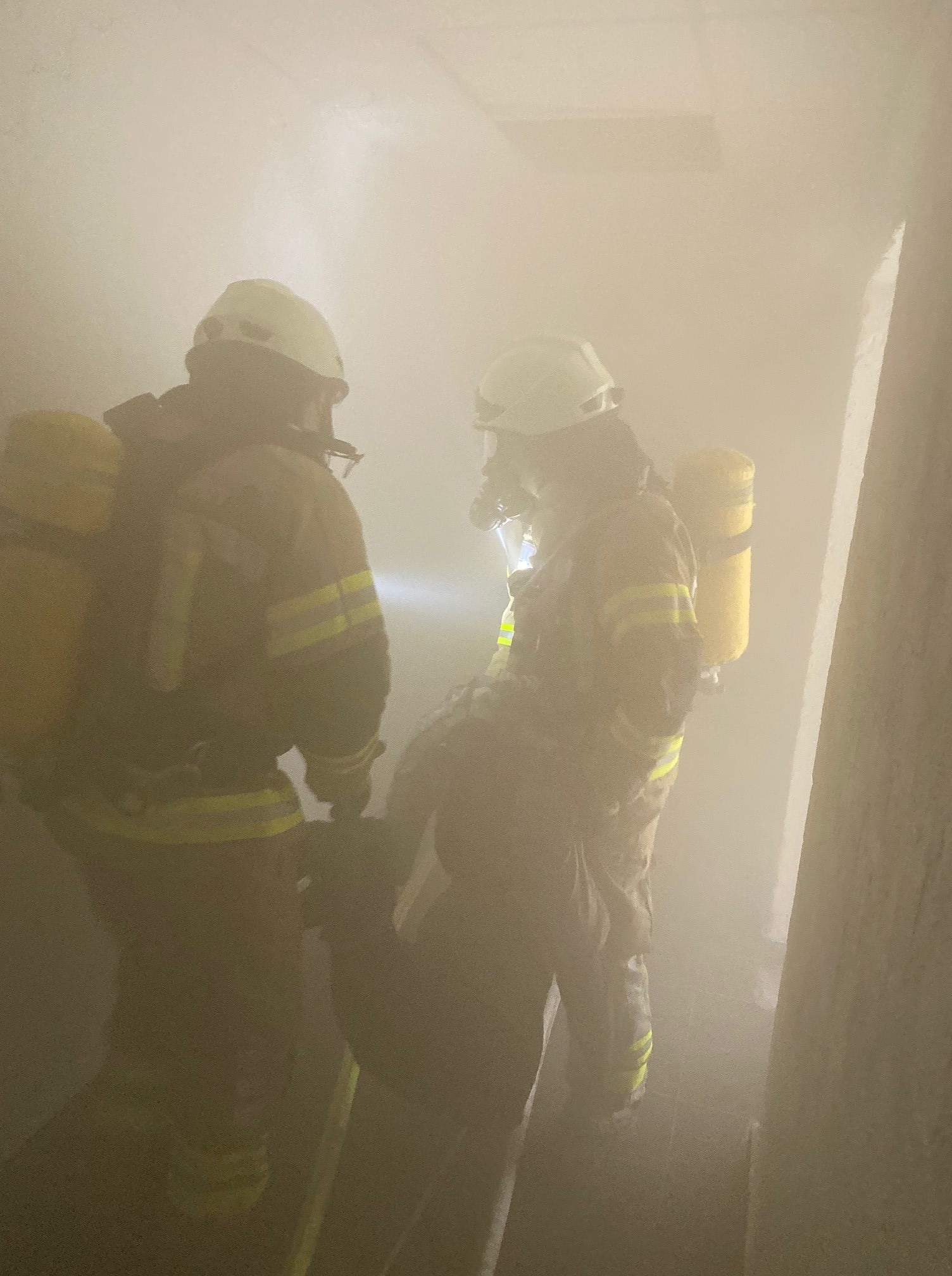 Feuerwehrleute im Rauch Feuerwehrleute im Rauch
