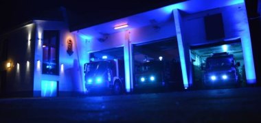 Feuerwehrautos bei Nacht