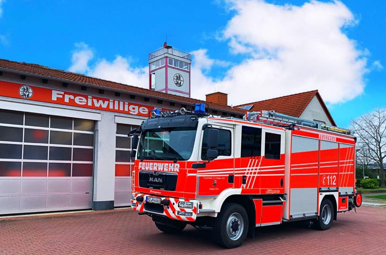 Feuerwehrauto vor Gerätehaus Feuerwehrauto vor Gerätehaus