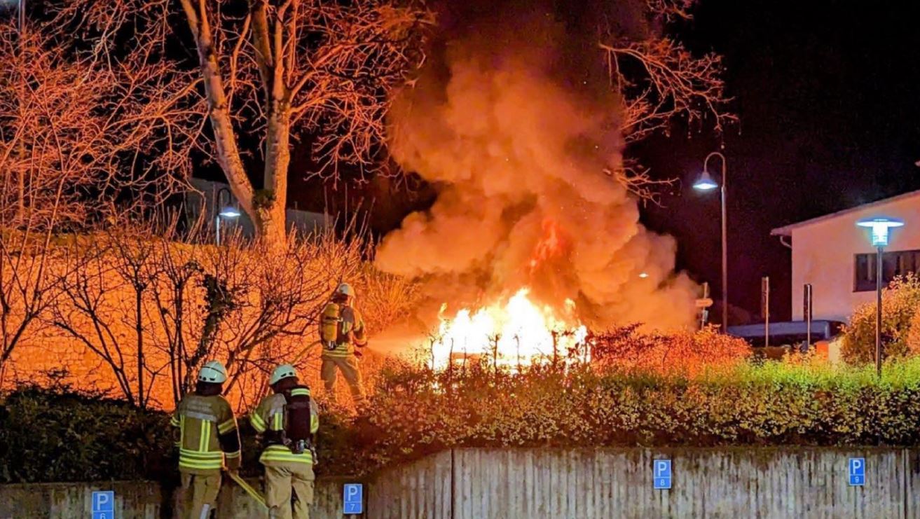 Brand hinter einer Hecke Brand hinter einer Hecke