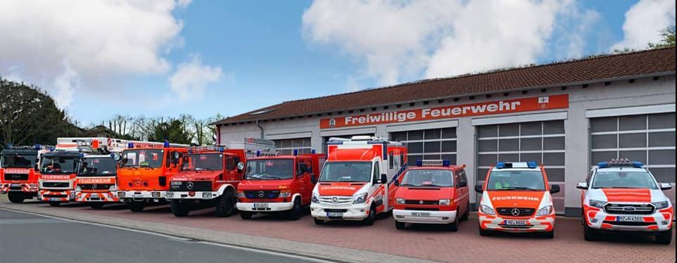 Feuerwehrautos vor Gerätehaus Feuerwehrautos vor Gerätehaus