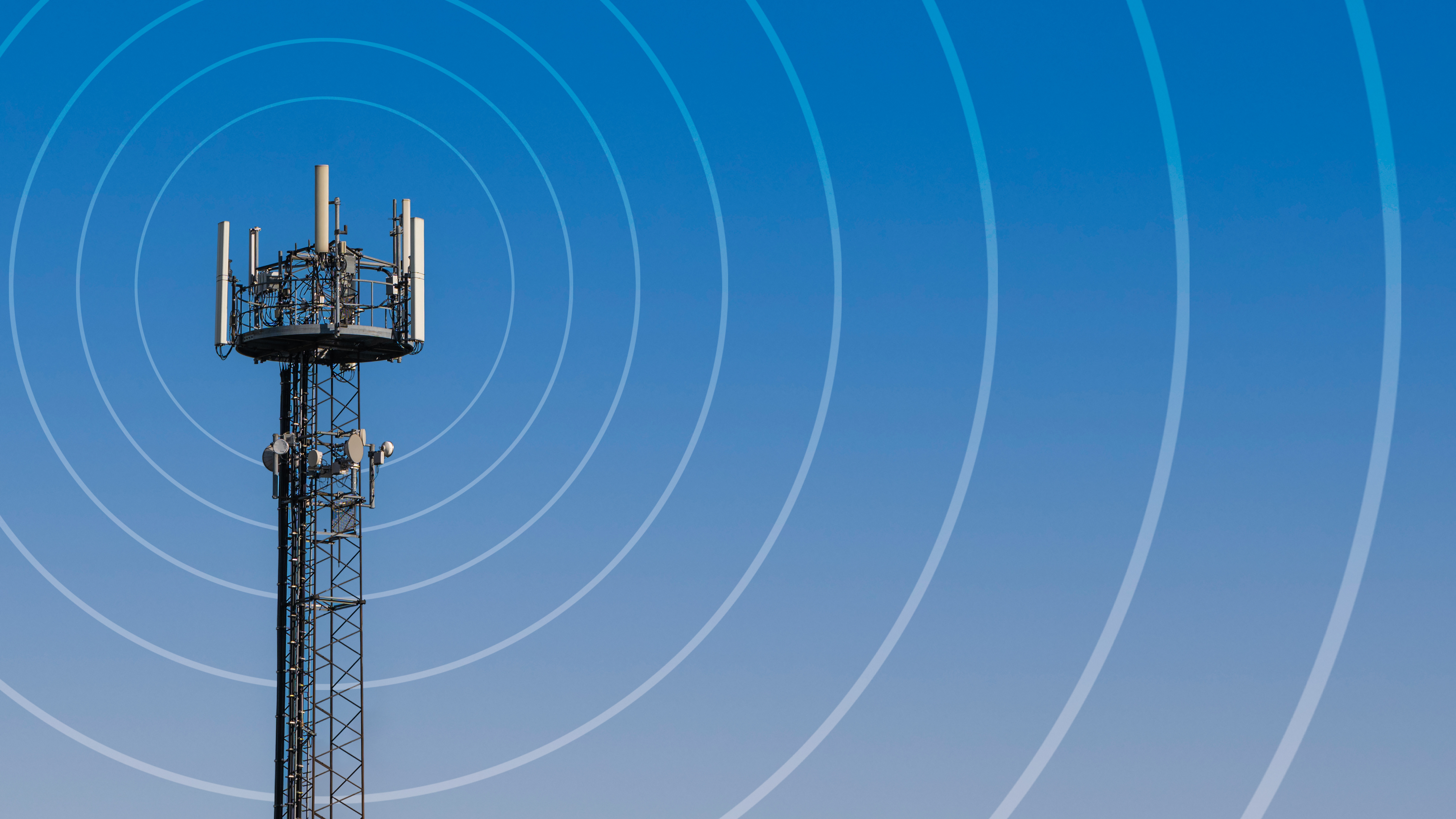 Mobilfunkmast mit Funksignalen Mobilfunkmast mit Funksignalen