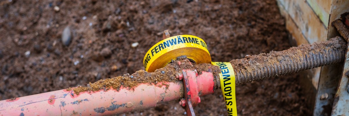 Flatterband mit der Aufschrift Fernwärme an einer Baustelle in Düsseldorf