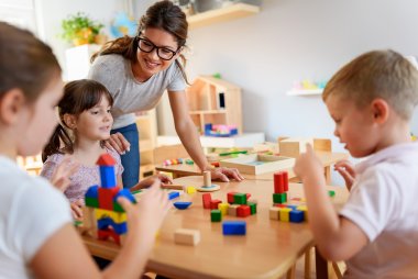 Betreuungskraft mit Kindern