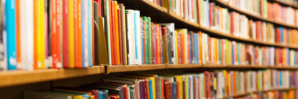 Bücher in einem Regal