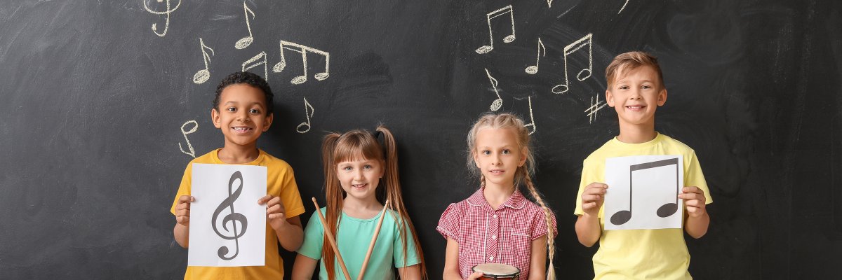 Little children near chalkboard at music school Kinder vor einer Tafel mit Musiknoten