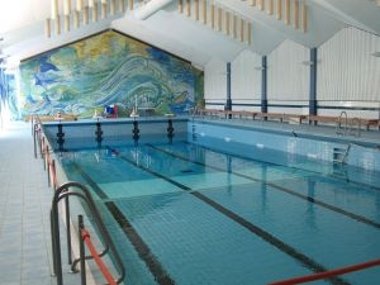 Schwimmerbecken im Hallenbad
