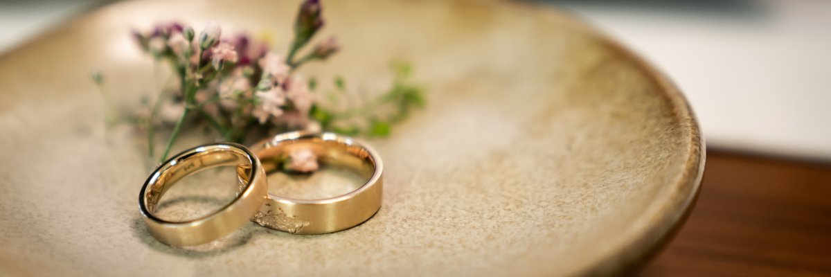 Hochzeitsringe vor der Trauung in einer Schale Hochzeitsringe vor der Trauung in einer Schale