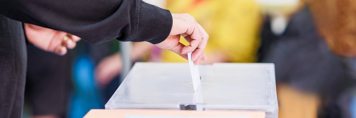Wahlurne Stimmzettel Einwurf Wahlurne Stimmzettel Einwurf