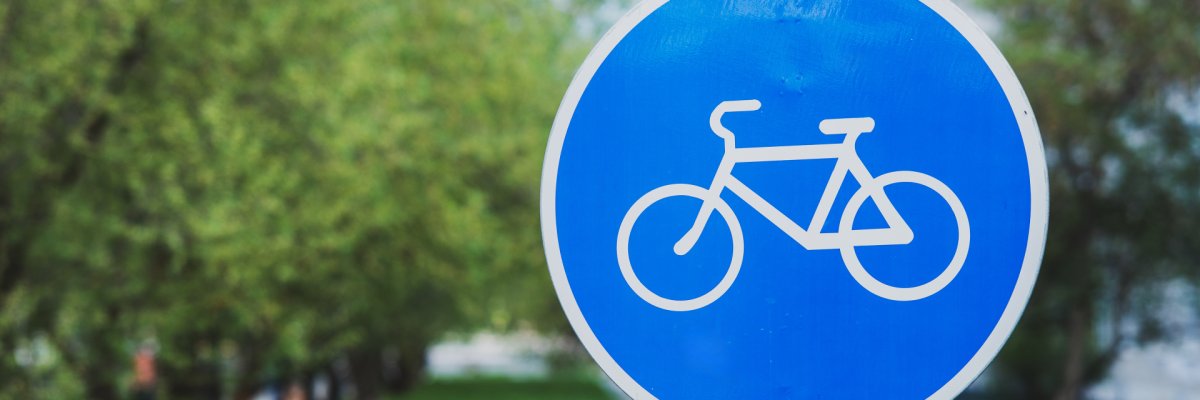Ein blaues Fahrradverkehrsschild