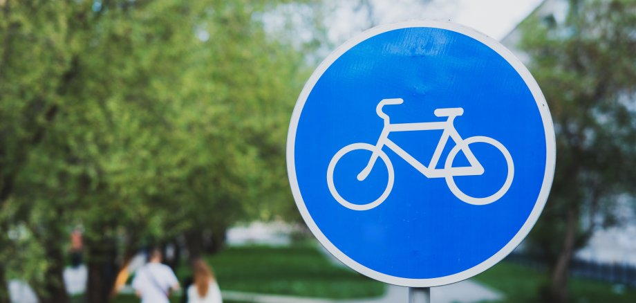 Ein blaues Fahrradverkehrsschild