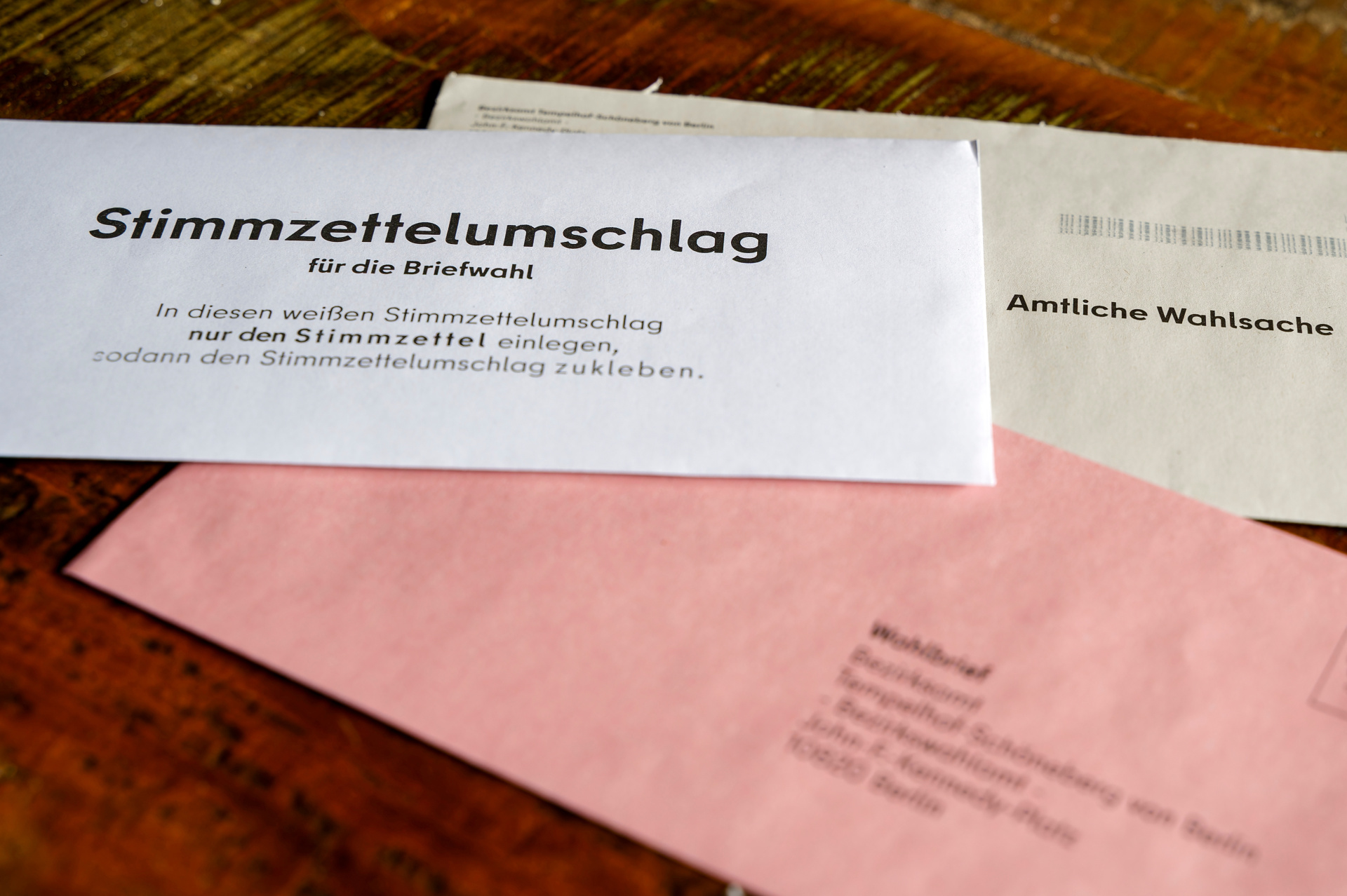 Ein Umschlag für die Briefwahl