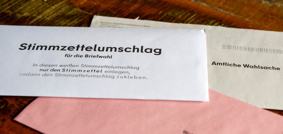 Ein Umschlag für die Briefwahl