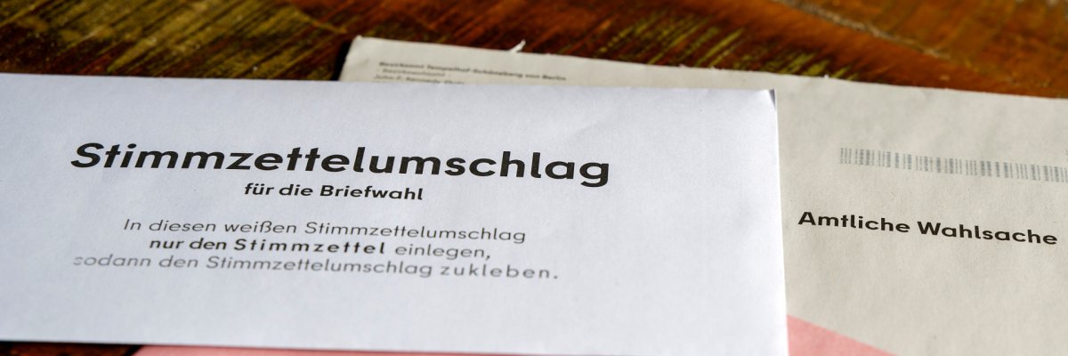 Ein Umschlag für die Briefwahl