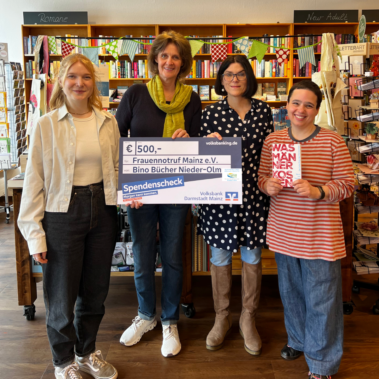 Auf dem Foto erkennt man vier Damen die in Richtung des Betrachtenden blicken