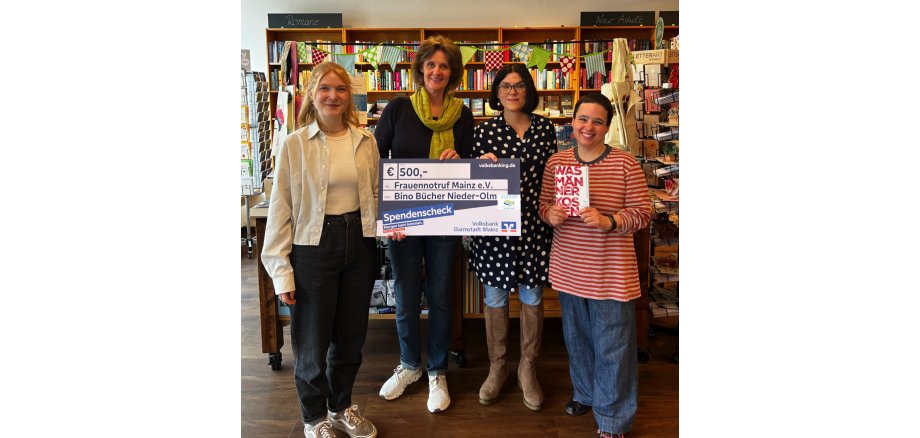 Auf dem Foto erkennt man vier Damen die in Richtung des Betrachtenden blicken