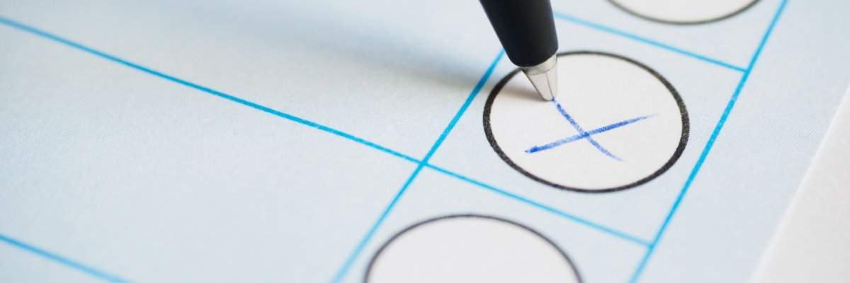 Ein Kreuz auf einem Wahlzettel