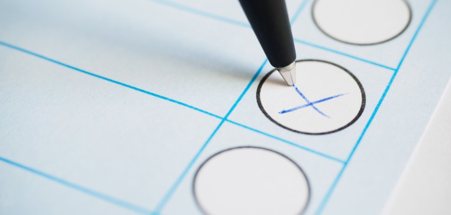 Ein Kreuz auf einem Wahlzettel