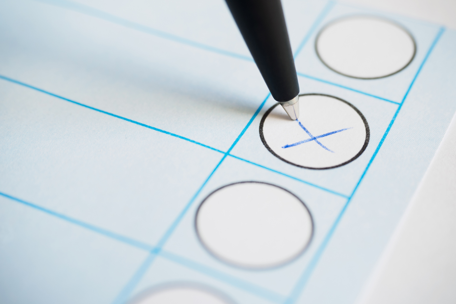 Ein Kreuz auf einem Wahlzettel