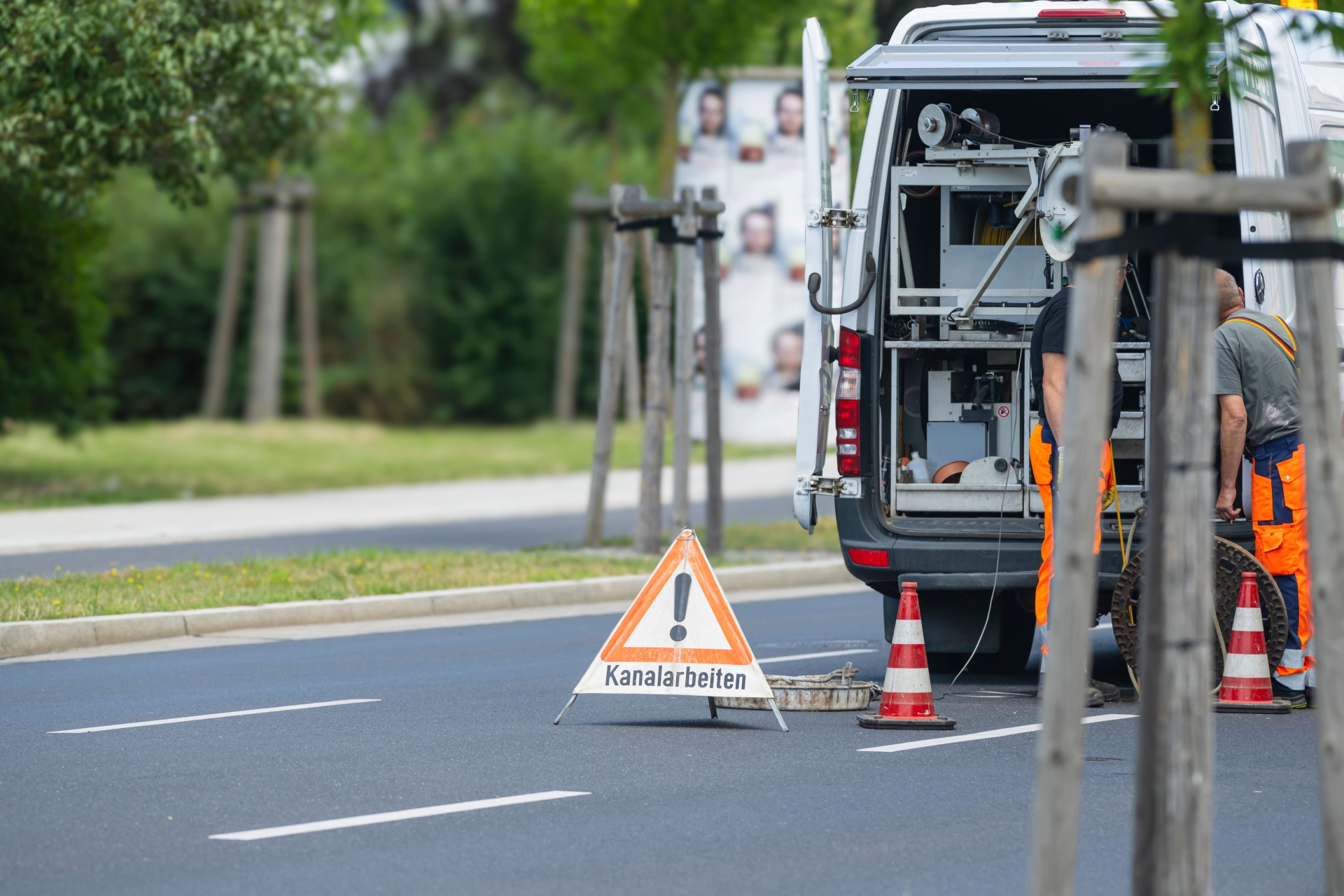 Auf dem Foto erkennt man ein Fahrzeug sowie ein Warnschild mit dem Hinweis "Kanalarbeiten"