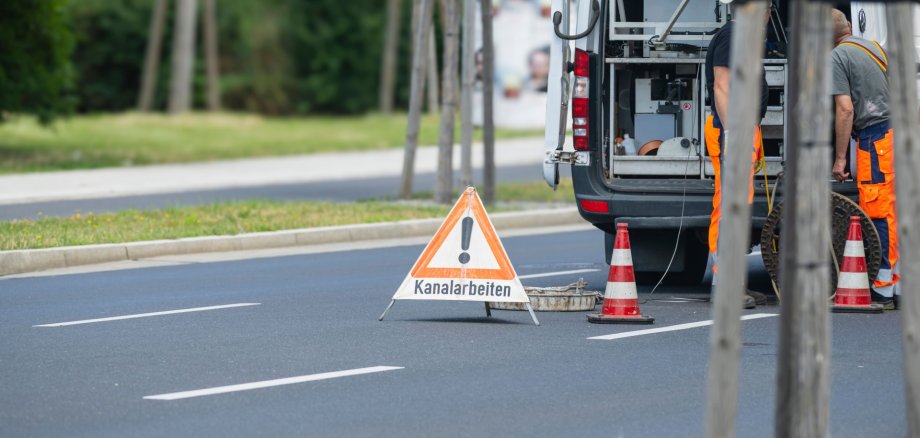 Kanalarbeiten Auf dem Foto erkennt man ein Fahrzeug sowie ein Warnschild mit dem Hinweis "Kanalarbeiten"